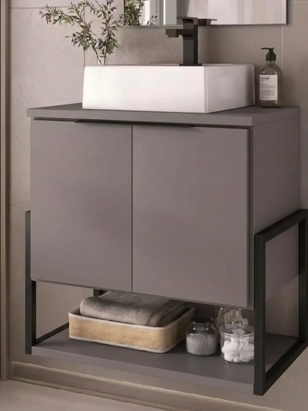 Gabinete de banheiro em MDF cinza com duas portas, cuba de apoio branca e base em metalon preto